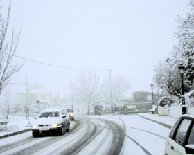 <!--:es-->Cientos de automovilistas varados 
en California por nieve<!--:-->