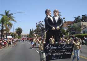 <!--:es-->Desert Pride Organization’s Freedom 
to Marry Balloons Wow the Crowd at 
the Nation’s Fourth Largest Pride Parade<!--:-->
