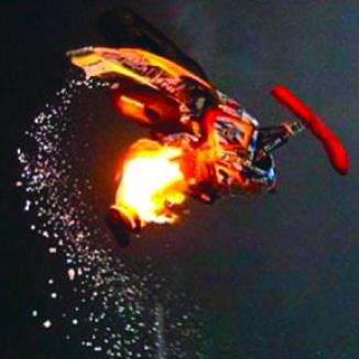 <!--:es-->Piloto extremo realiza un salto mortal prendido en llamas<!--:-->