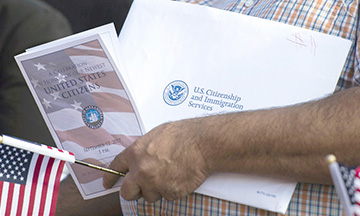 USCIS otorga $10 millones para ayudar a miles de Inmigrantes a obtener la Ciudadanía