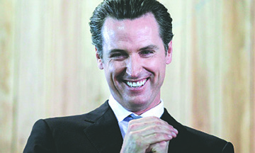Legisladores de California presionan al Gobernador por detalles sobre el trato de $1B en mascarillas