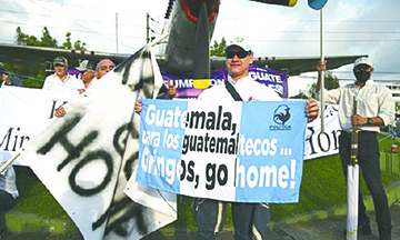 Kamala Harris es Recibida en Guatemala con una Protesta de Ex Militares