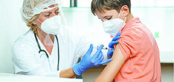 Médico de la FDA Dice que la Única Forma de Conocer los Efectos de la Vacuna COVID en los Niños es “Comenzar a Administrarla”