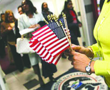 Qué cambio hizo USCIS a regla de carga pública para evitar el “castigo” de inmigrantes que soliciten ‘green card’ y otros beneficios