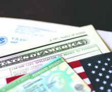 USCIS da más tiempo a inmigrantes para que completen información para ‘Green Card’, ciudadanía, TPS y más