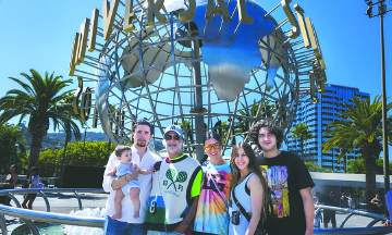 Alejandro Fernández y Alex Fernández Jr., acompañados por algunos miembros de su familia, pasaron un día épico en Universal Studios Hollywood el fin de semana