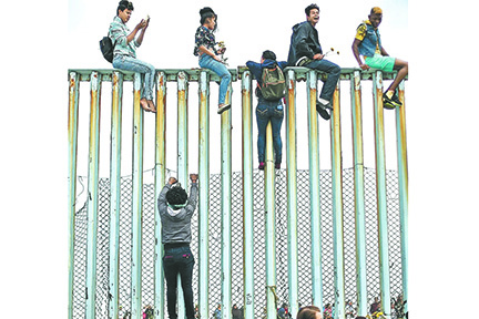 Juez bloquea medida que permite a Autoridades Negar Asilo a Migrantes que llegan de México a EE.UU.